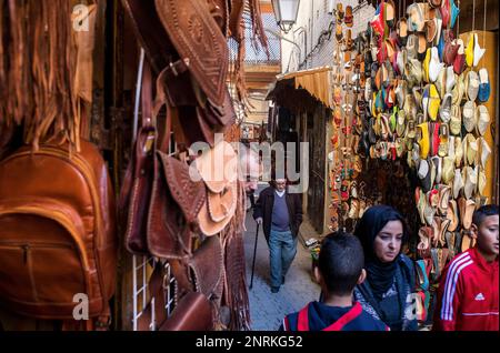 Negozi di souvenir, la medina di Fez. Il Marocco Foto Stock