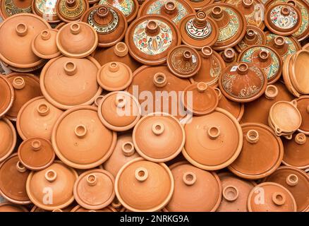 Negozio di ceramiche, ceramiche per la cottura tradizionale tajine, la medina di Fez. Il Marocco Foto Stock