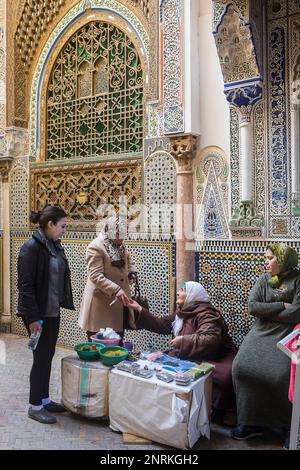 Clienti e di incenso e di henna saleswomen, Zaouia (Sepolcro) di Moulay Idriss II, la medina di Fez. Il Marocco Foto Stock