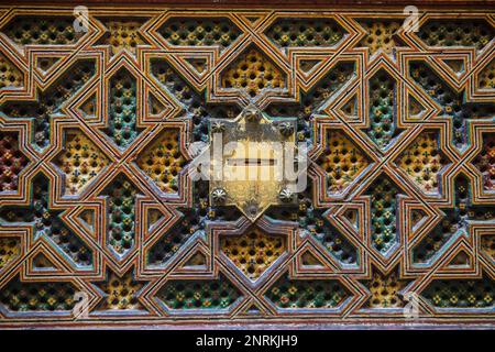 Cassetta postale, sulla facciata della Zaouia (Sepolcro) di Moulay Idriss II, la medina di Fez. Il Marocco Foto Stock