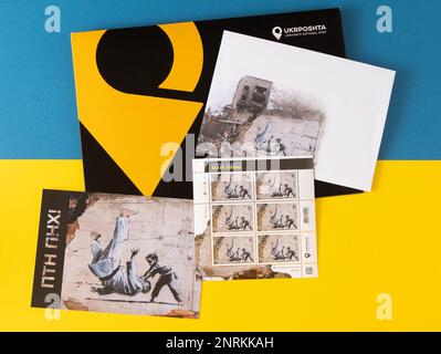 Nuovo francobollo ucraino con graffiti Banksy a Borodyanka. PTN EPN dedicato all'anniversario della guerra della Russia contro l'Ucraina. Sconfiggere Putin Judo. Busta per cartoline. Filatelia. Kiev - 24 febbraio 2023 Foto Stock