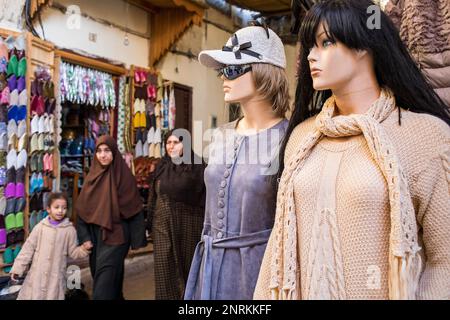 Scena di strada, medina, quartiere andaluso, Fez.Marocco Foto Stock