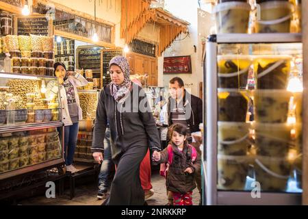 Negozi di dolci e miele, miele e caramelle souk, la medina di Fez.Marocco Foto Stock