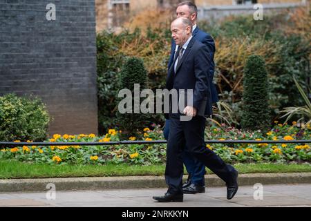 Londra, Regno Unito. 27 febbraio 2023. Chris Heaton-Harris Segretario di Stato per l'Irlanda del Nord arriva a Downing Streets mentre il primo ministro Rishi Sunak tiene colloqui con il presidente dell'Unione europea Urula von der Leyen a Windsor per finalizzare il protocal dell'Irlanda del Nord. Credit: amer Ghazzal/Alamy Live News Foto Stock