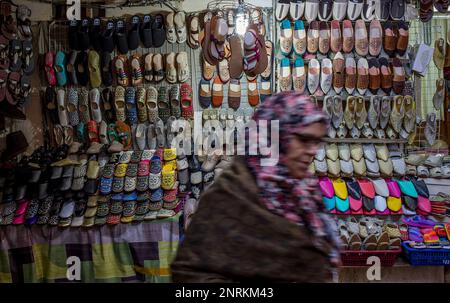 Negozio di scarpe, la medina di Fez. Il Marocco Foto Stock