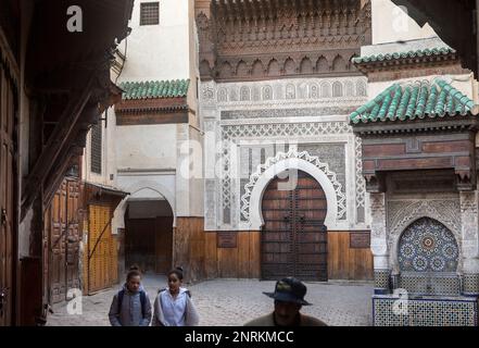 Collocare un-Nejjarine. In background, il marrone porta è l'arte e artigianato in legno museo . Fez.Marocco Foto Stock