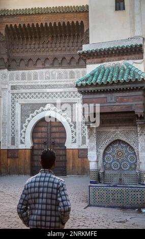 Collocare un-Nejjarine. In background, il marrone porta è l'arte e artigianato in legno museo . Fez.Marocco Foto Stock