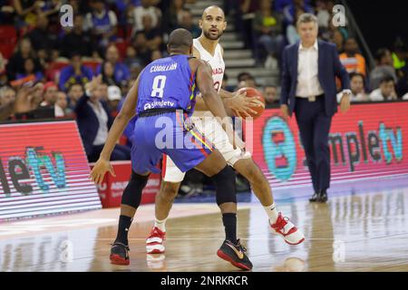 CARACAS, VENEZUELA - 26 FEBBRAIO: Canadian Chad Posthumus vies per la palla con Cubillan del Venezuela durante la FIBA Basketball World Cup 2023 Americas Qualifiers gioco di pallacanestro, Poliedro de Caracas, a Caracas, Venezuela, il 26 febbraio 2023. Credit: PX Images/Alamy Live News Foto Stock