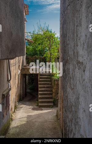 Vecchia scala di pietra a Dobrinj. Dobrinj è una piccola cittadina situata sull'isola di Krk, risalente al Medioevo. Foto Stock