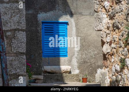 Finestra blu a Dobrinj. Dobrinj è una piccola cittadina situata sull'isola di Krk, risalente al Medioevo. Foto Stock