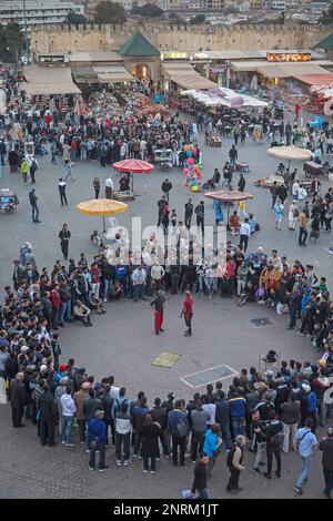 Street performer, show, El Hedim Square, Meknes, Marocco Foto Stock