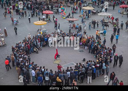 Street performer, show, El Hedim Square, Meknes, Marocco Foto Stock