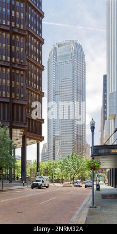 Pittsburgh Downtown: Elegante e postmoderno BNY Mellon Center faÃ una facciata in acciaio rivestito che aiuta a sostenere la torre. Foto Stock