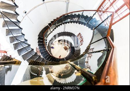 Vista in basso di una scala a chiocciola nella vecchia torre dell'acqua a Staraya Russa, Russia Foto Stock