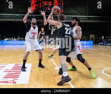 Wellington, Nuova Zelanda. 27th Feb, 2023. Hyrum Harris (22 Nuova Zelanda) si allunga con la palla. New Zealand Tall Blacks vs Libano alla TSB Arena di Wellington, Nuova Zelanda. Coppa del mondo di pallacanestro FIBA 2023. La Nuova Zelanda vince 106-91. (Joe Serci - SPP) Credit: SPP Sport Press Photo. /Alamy Live News Foto Stock