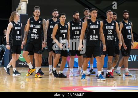 Wellington, Nuova Zelanda. 27th Feb, 2023. La Nuova Zelanda si prepara ad eseguire il loro haka. New Zealand Tall Blacks vs Libano alla TSB Arena di Wellington, Nuova Zelanda. Coppa del mondo di pallacanestro FIBA 2023. La Nuova Zelanda vince 106-91. (Joe Serci - SPP) Credit: SPP Sport Press Photo. /Alamy Live News Foto Stock