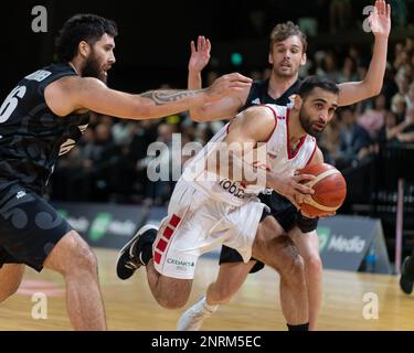 Wellington, Nuova Zelanda. 27th Feb, 2023. Sergio El Darwich (9 Libano) tenta di dribblare tra due difensori. New Zealand Tall Blacks vs Libano alla TSB Arena di Wellington, Nuova Zelanda. Coppa del mondo di pallacanestro FIBA 2023. La Nuova Zelanda vince 106-91. (Joe Serci - SPP) Credit: SPP Sport Press Photo. /Alamy Live News Foto Stock