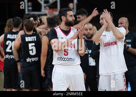 Wellington, Nuova Zelanda. 27th Feb, 2023. Il capitano libanese Amir Saoud (5 Libano) applaude la folla alla conclusione del gioco. New Zealand Tall Blacks vs Libano alla TSB Arena di Wellington, Nuova Zelanda. Coppa del mondo di pallacanestro FIBA 2023. La Nuova Zelanda vince 106-91. (Joe Serci - SPP) Credit: SPP Sport Press Photo. /Alamy Live News Foto Stock