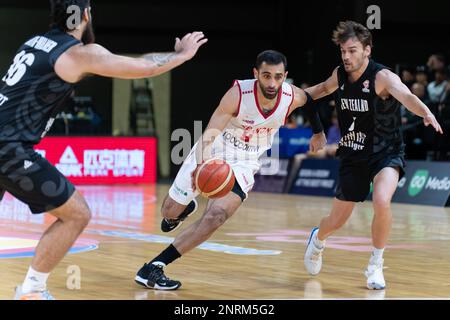 Wellington, Nuova Zelanda. 27th Feb, 2023. Sergio El Darwich (9 Libano) tenta di dribblare tra due difensori. New Zealand Tall Blacks vs Libano alla TSB Arena di Wellington, Nuova Zelanda. Coppa del mondo di pallacanestro FIBA 2023. La Nuova Zelanda vince 106-91. (Joe Serci - SPP) Credit: SPP Sport Press Photo. /Alamy Live News Foto Stock