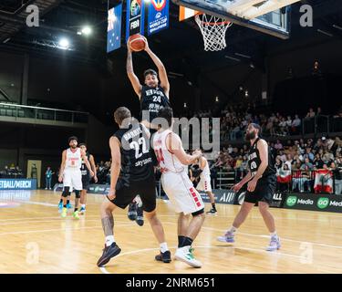 Wellington, Nuova Zelanda. 27th Feb, 2023. Tyrell Harrison (24 Nuova Zelanda) completa un rimbalzo. New Zealand Tall Blacks vs Libano alla TSB Arena di Wellington, Nuova Zelanda. Coppa del mondo di pallacanestro FIBA 2023. La Nuova Zelanda vince 106-91. (Joe Serci - SPP) Credit: SPP Sport Press Photo. /Alamy Live News Foto Stock