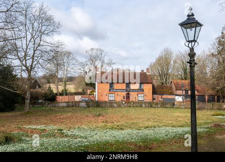 Il pub Purefoy Arms a Preston Candover Village, Hampshire, Inghilterra, Regno Unito, nel mese di febbraio con gocce di neve Foto Stock