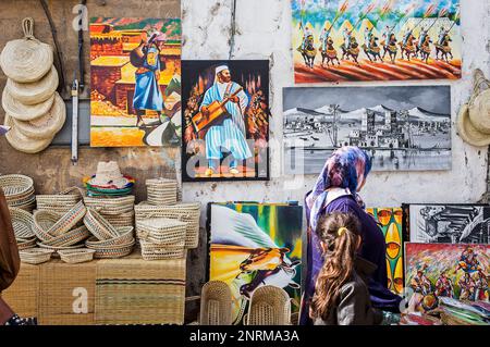 Dipinti, souvenir shop, via Souika, medina, Rabat. Il Marocco Foto Stock