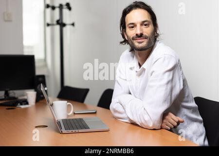 ritratto di un giovane uomo d'ufficio o di un uomo d'affari sorridente. Foto Stock