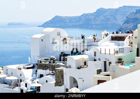 Oía, Santorini, Grecia; 22 giugno 2022: Vista sulle case bianche e le strade acciottolate, nelle Cicladi. Città bagnata dal Mar Egeo meridionale Foto Stock