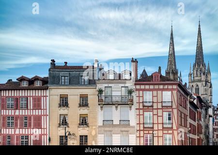 Bayonne nel Pays Basque, facciate tipiche con persiane colorate nel centro storico, con la cattedrale Sainte-Marie sullo sfondo Foto Stock