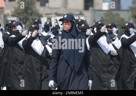 Città di Gaza, territori Palestinesi. 27th Feb, 2023. I membri delle forze di sicurezza del movimento islamico palestinese di Hamas marciano durante una sfilata di graduazione. Credit: Mohammed Talatene/dpa/Alamy Live News Foto Stock