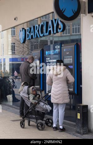 Utilizzo di Barclays Cash Machine o ATM in Broadmead Bristol UK Foto Stock