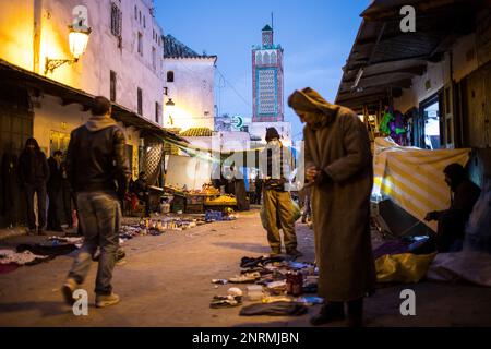 Ayuon street, in background Sidi Haj Ali Baraka Zaouia, medina, Sito Patrimonio Mondiale dell'UNESCO,Tetouan, Marocco Foto Stock