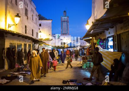 Ayuon street, in background Sidi Haj Ali Baraka Zaouia, medina, Sito Patrimonio Mondiale dell'UNESCO,Tetouan, Marocco Foto Stock