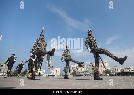 Città di Gaza, territori Palestinesi. 27th Feb, 2023. I membri delle forze di sicurezza del movimento islamico palestinese di Hamas marciano durante una sfilata di graduazione. Credit: Mohammed Talatene/dpa/Alamy Live News Foto Stock