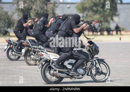 Città di Gaza, territori Palestinesi. 27th Feb, 2023. I membri delle forze di sicurezza del movimento islamico palestinese di Hamas mostrano le loro capacità durante una sfilata di graduazione. Credit: Mohammed Talatene/dpa/Alamy Live News Foto Stock