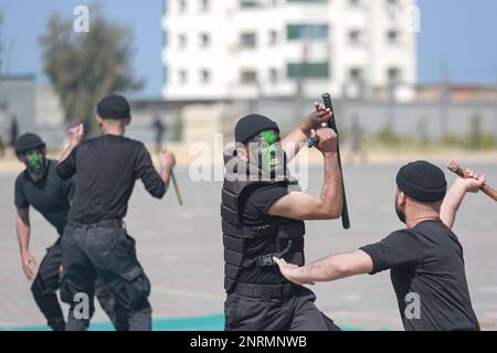 Città di Gaza, territori Palestinesi. 27th Feb, 2023. I membri delle forze di sicurezza del movimento islamico palestinese di Hamas mostrano le loro capacità durante una sfilata di graduazione. Credit: Mohammed Talatene/dpa/Alamy Live News Foto Stock