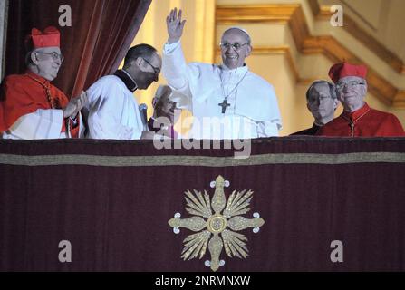 Il 13 marzo 2023 segna 10 anni di Pontificato per Papa Francesco. Nella foto : Jorge Bergoglio dell'Argentina, eletto Papa Francesco ondeggia dalla finestra del balcone della Basilica di San Pietro dopo essere stato eletto il 266th° papa della Chiesa Cattolica Romana il 13 marzo 2013 in Vaticano. Foto Stock