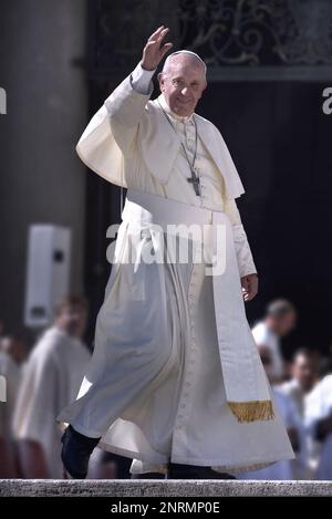 Il 13 marzo 2023 segna 10 anni di Pontificato per Papa Francesco. Nella foto : Papa Francesco conduce una messa per la canonizzazione di 35 nuovi santi il 15 ottobre 2017 in piazza San Pietro. Papa Francesco celebra oggi una Santa Messa con canonizzazioni di 35 nuovi santi, tra cui trenta martiri assassinati in Brasile nel 17th° secolo dai calvinisti olandesi, tre adolescenti messicani morti nel 16th° secolo, il cappuccino italiano Angelo d'acri e il sacerdote spagnolo Faustino dell'Incarnazione. Foto Stock