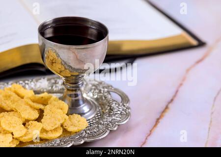 Comunione cristiana con i calici di vino senza lievito simboli di Cristo Salvatore Foto Stock