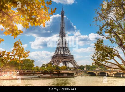 La Torre Eiffel sulle rive della Senna in autunno a Parigi, Francia Foto Stock