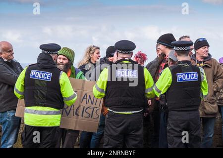 Funzionari di polizia del Devon e della Cornovaglia che parlano con persone che protestano contro i richiedenti asilo che sono alloggiati nel Beresford Hotel a Newquay in Cornovaglia, Regno Unito Foto Stock
