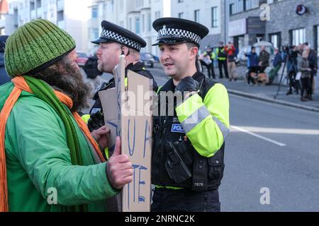 Funzionari di polizia del Devon e della Cornovaglia che parlano con persone che protestano contro i richiedenti asilo che sono alloggiati nel Beresford Hotel a Newquay in Cornovaglia, Regno Unito Foto Stock