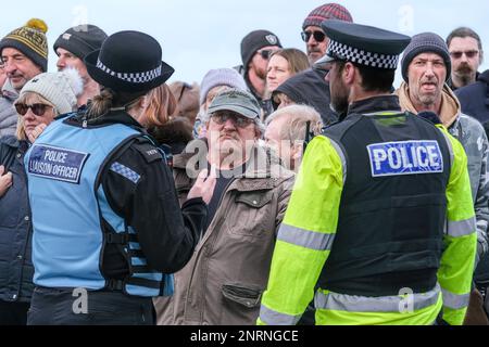 Funzionari di polizia del Devon e della Cornovaglia che parlano con persone che protestano contro i richiedenti asilo che sono alloggiati nel Beresford Hotel a Newquay in Cornovaglia, Regno Unito Foto Stock