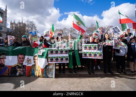 Londra, Regno Unito. 27 febbraio 2023. I manifestanti anti anti iraniani si sono riuniti in Piazza del Parlamento chiedendo il rovesciamento del regime al governo iraniano e dei chierici sciiti e il ripristino della monarchia e del principe ereditario Reza Pahlavi sul trono . La protesta è in reazione alla morte di Mahsa Amini, una donna curda di 22 anni, morta il 16 settembre 2022 in custodia della polizia a Teheran che ha scatenato ampie proteste in Iran Credit: amer Ghazzal/Alamy Live News Foto Stock