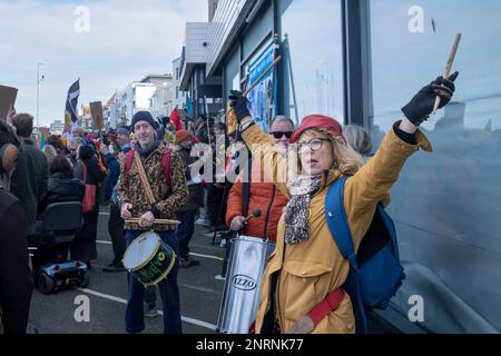 Batteristi che forniscono un background musicale ad una contro-dimostrazione organizzata da gruppi antifascisti contro una protesta del gruppo di destra riforma U Foto Stock