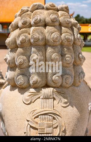 Bronkhorstspruit, Sudafrica, 26th febbraio - 2023: Incisione in pietra del leone buddista con un modello di capelli circolare. Foto Stock