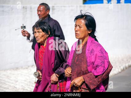 Pellegrino a piedi con la ruota di preghiera nella città di Thimphu. Capitale del Bhutan. Foto Stock