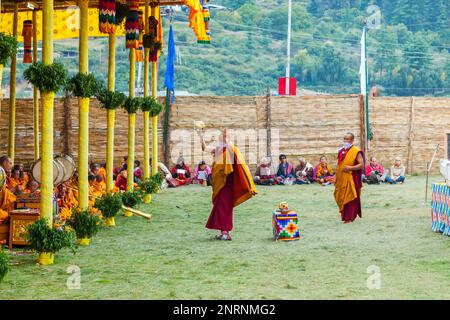 Monaci buddisti alla cerimonia religiosa di Paro. Bhutan Foto Stock