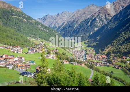 Soelden villaggio turistico nelle alpi Otztal, Tirolo, Austria confine con l'Italia Foto Stock