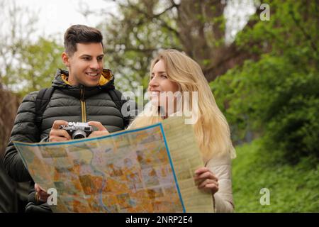 Coppia di turisti con mappa pianificazione viaggio nel parco Foto Stock